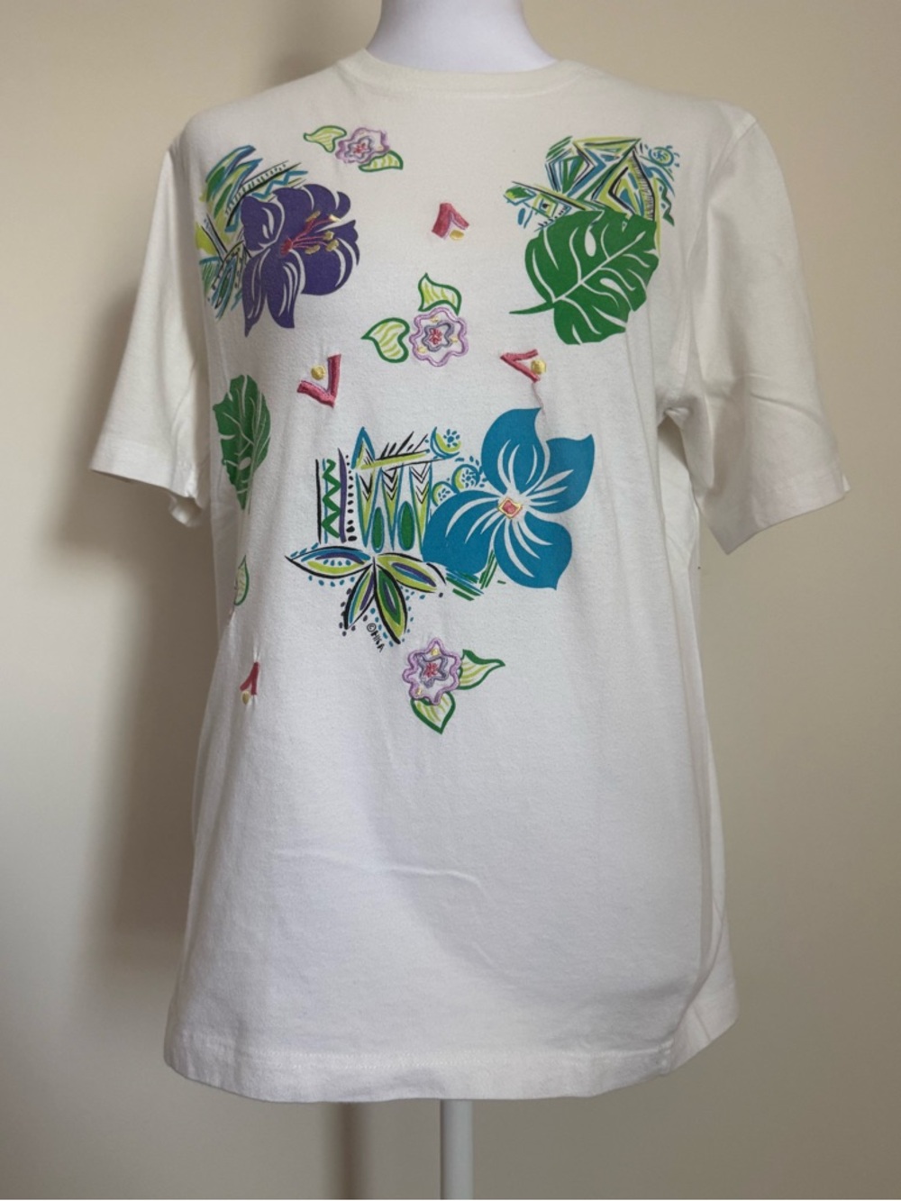 HKA Design White Graphic Embroidered Tee vintage excellent condition size small